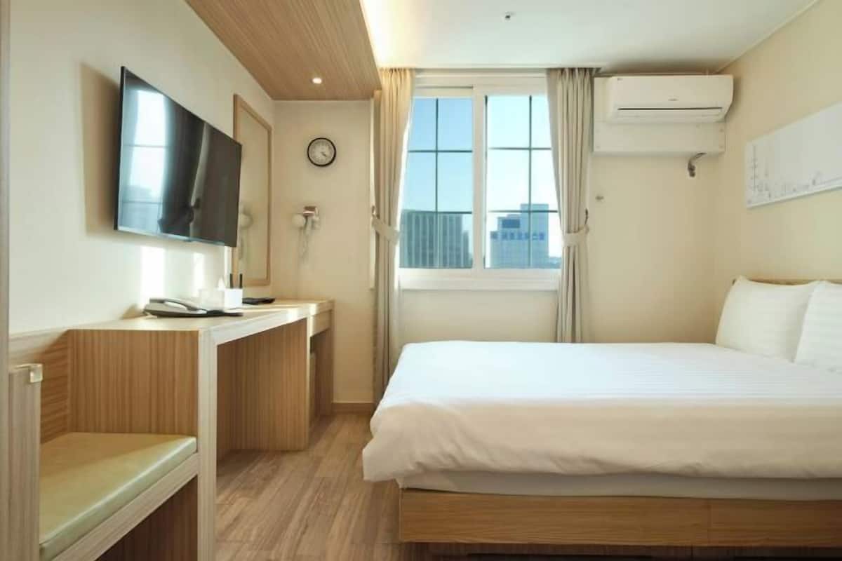 Blackout drapes, free WiFi, bed sheets