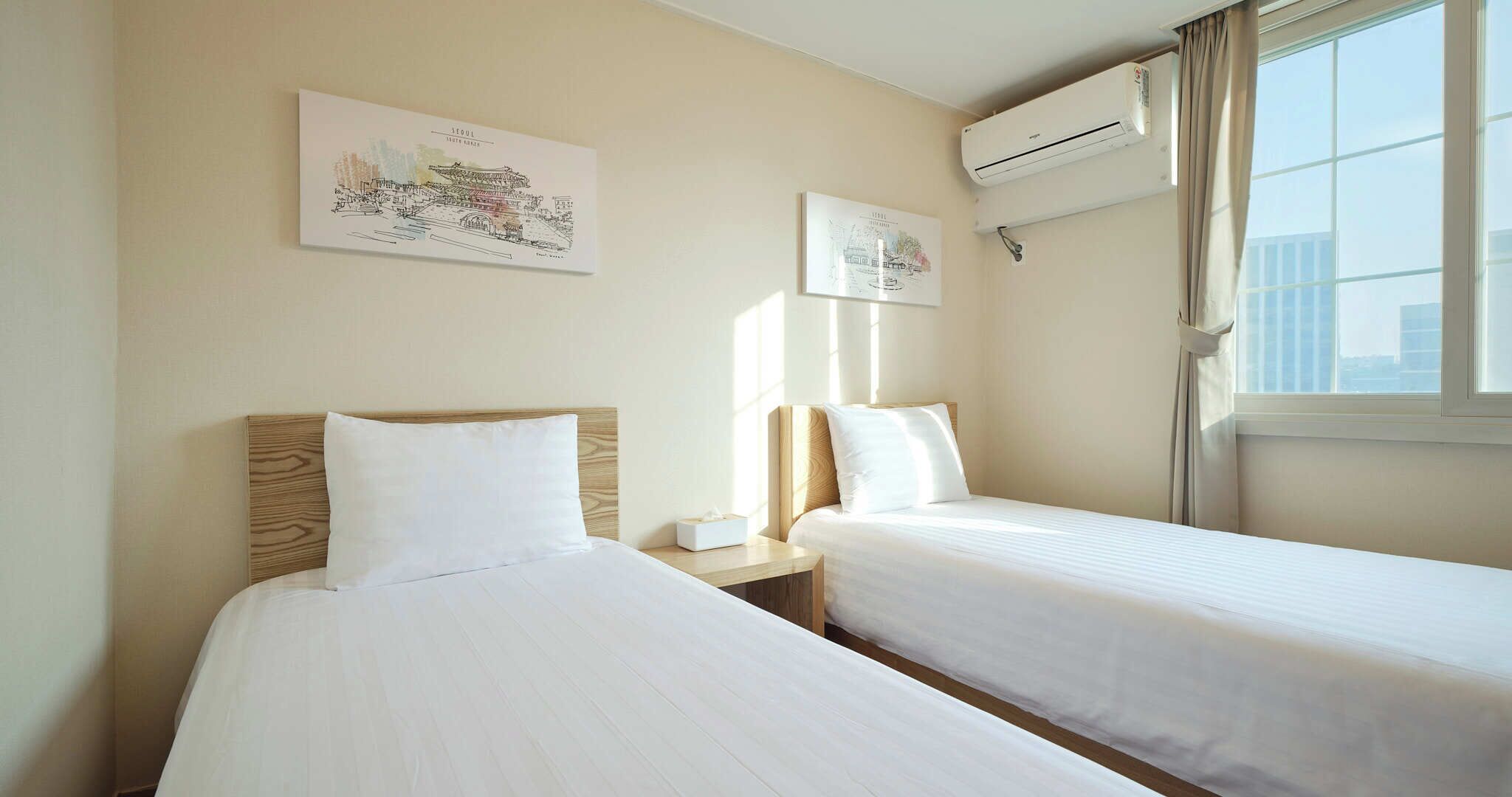 Cortinas blackout, wifi gratis y ropa de cama 