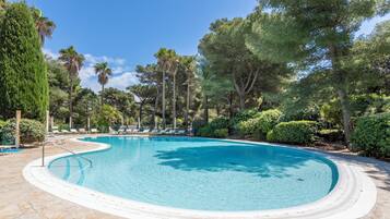 Alberca al aire libre por temporada y sombrillas en la alberca