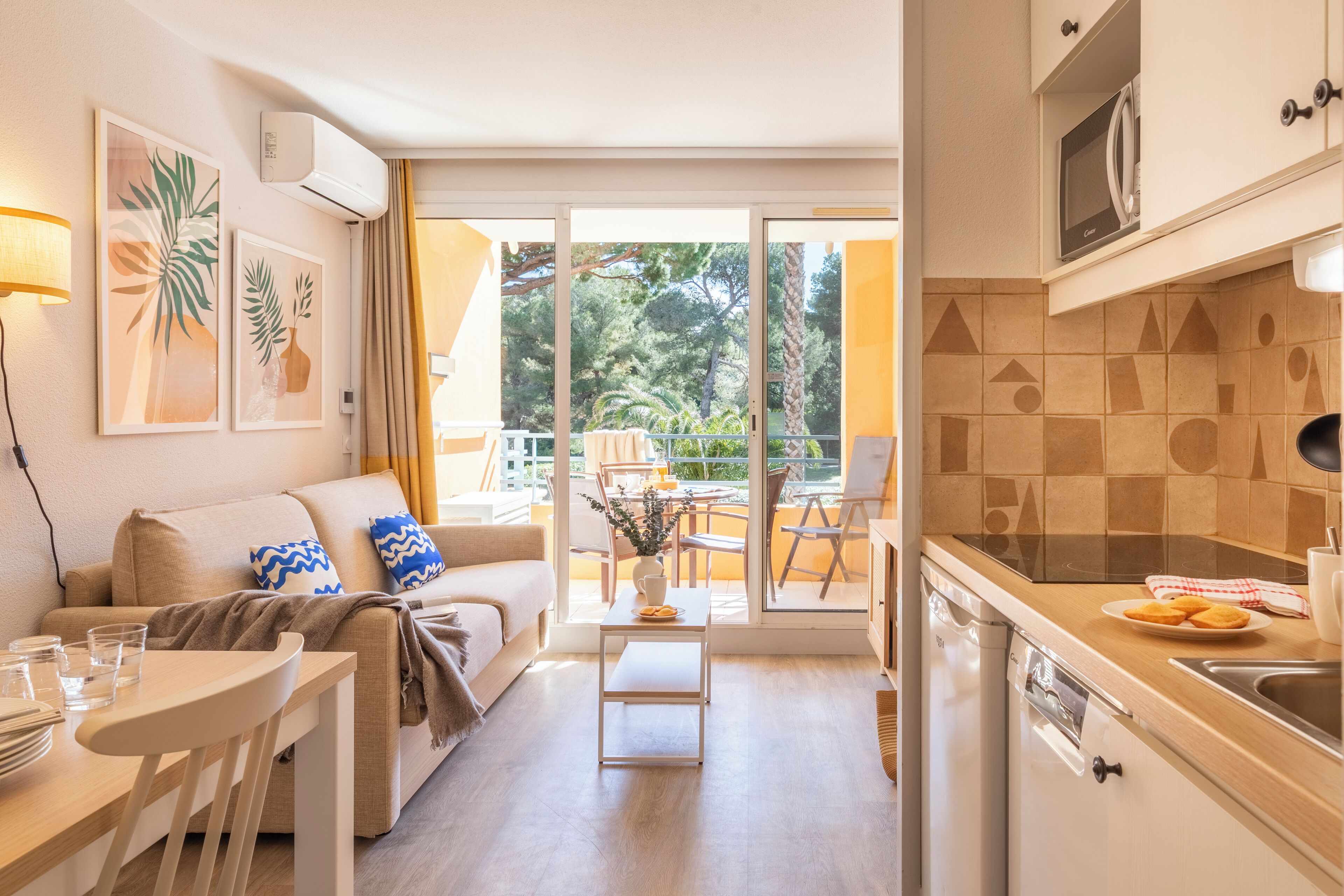Studio for 4 people - 1 sleeping area - Terrace or balcony - Garden view - Renovated - AC | Living area | TV, books