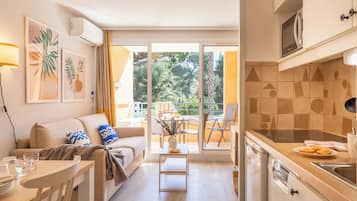 Studio for 4 people - 1 sleeping area - Terrace or balcony - Garden view - Renovated - AC | Living area | TV, books