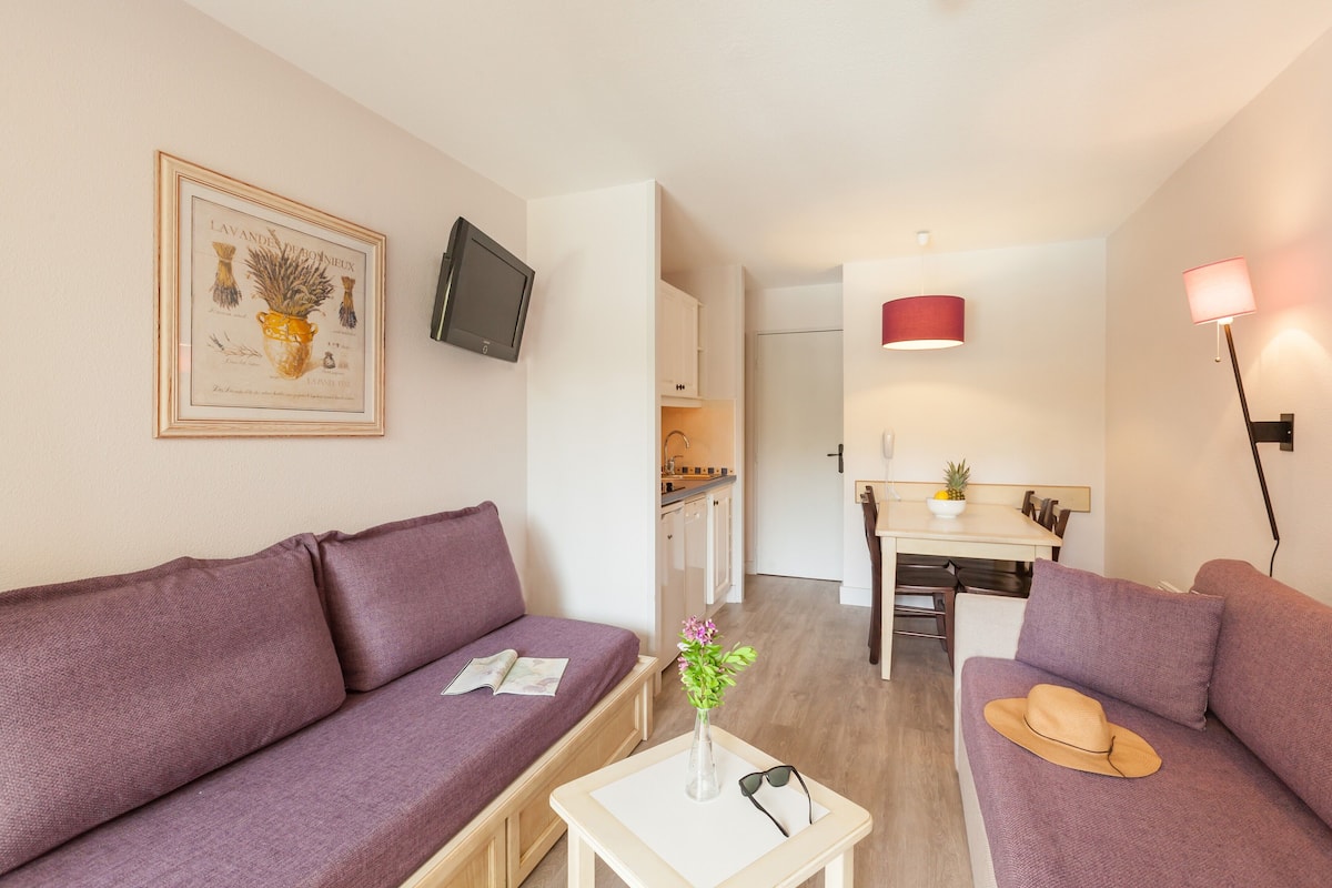 Studio 4 personnes - 1 coin nuit - Terrasse ou balcon - Vue jardin | Ruang tamu | TV, buku-buku 