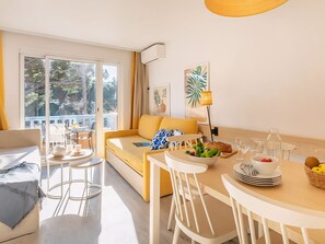 TV, books - Pierre & Vacances Residence La Pinede (Hyères)