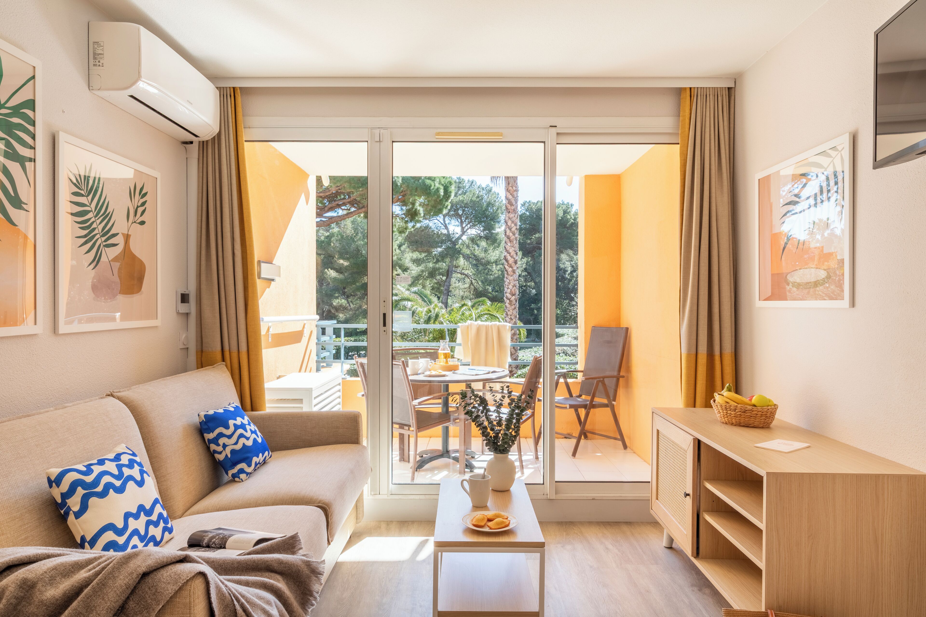 Studio 4 personnes - 1 coin nuit - Terrasse/balcon - Vue jardin - Rénové - Climatisé | Vardagsrum | Tv och böcker