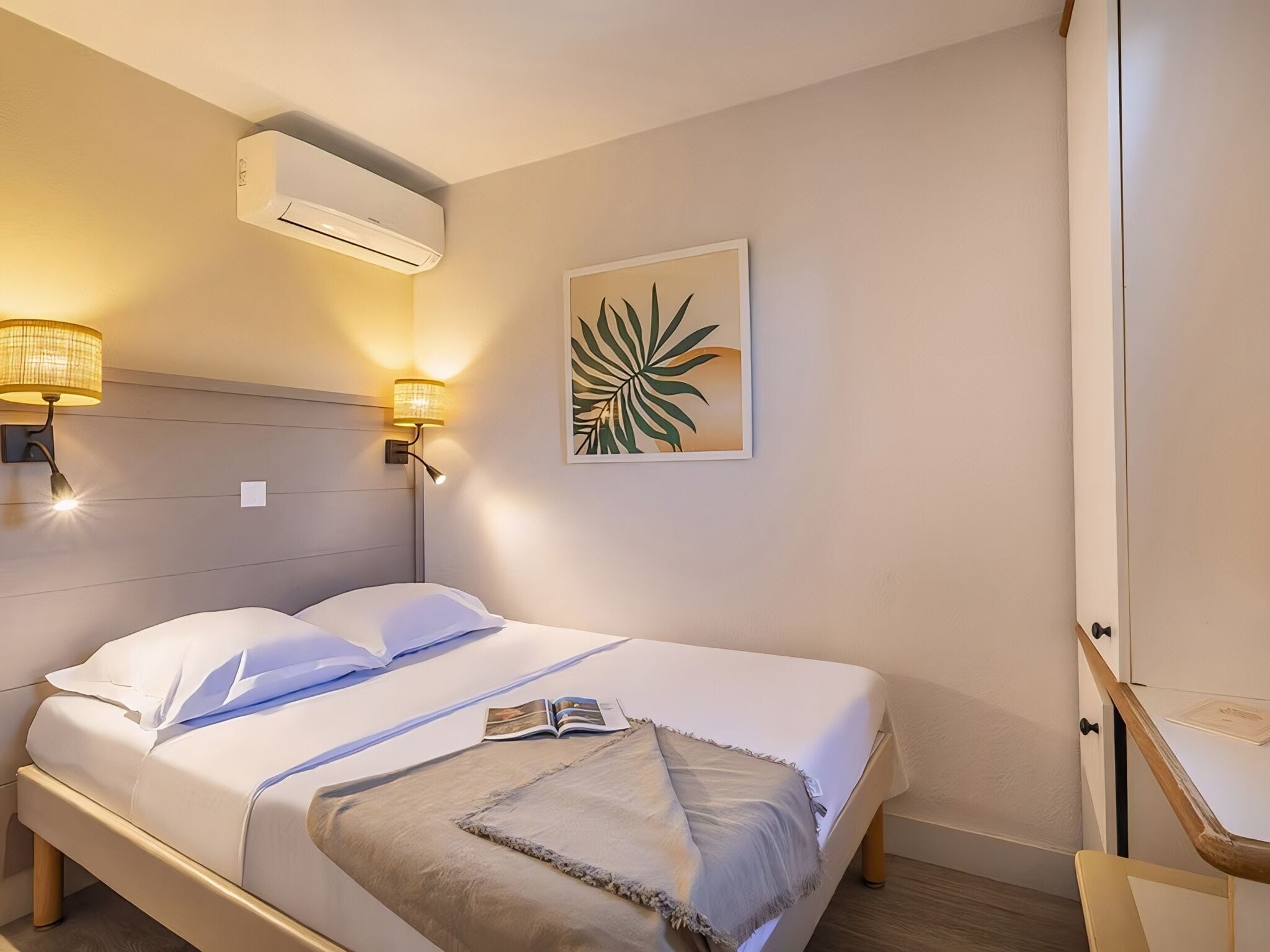 Cunas (de pago), wifi gratis, ropa de cama