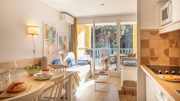 Appartement 4 personnes - 1 chambre - Terrasse/balcon - Vue jardin - Rénové - Climatisé | Oppholdsområde | TV og bøker