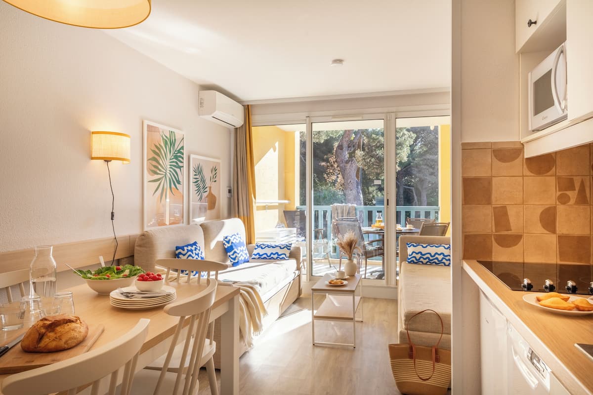 Appartement 4 personnes - 1 chambre - Terrasse/balcon - Vue jardin - Rénové - Climatisé | Ruang tamu | TV, buku-buku 
