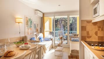 Appartement 4 personnes - 1 chambre - Terrasse/balcon - Vue jardin - Rénové - Climatisé | Living area | TV, books