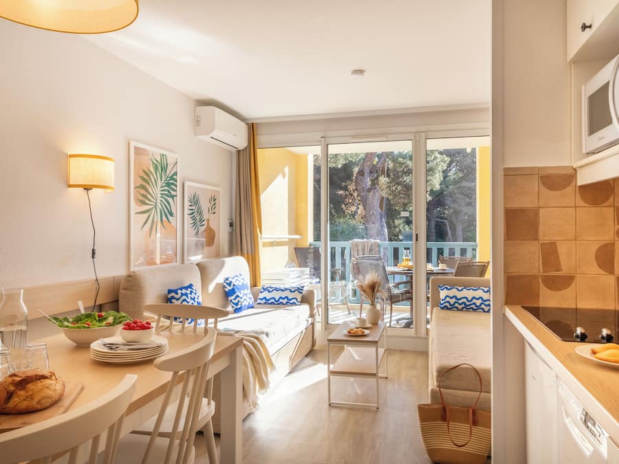 Appartement 4 personnes - 1 chambre - Terrasse/balcon - Vue jardin - Rénové - Climatisé | Wohnbereich | Fernseher, Bücher