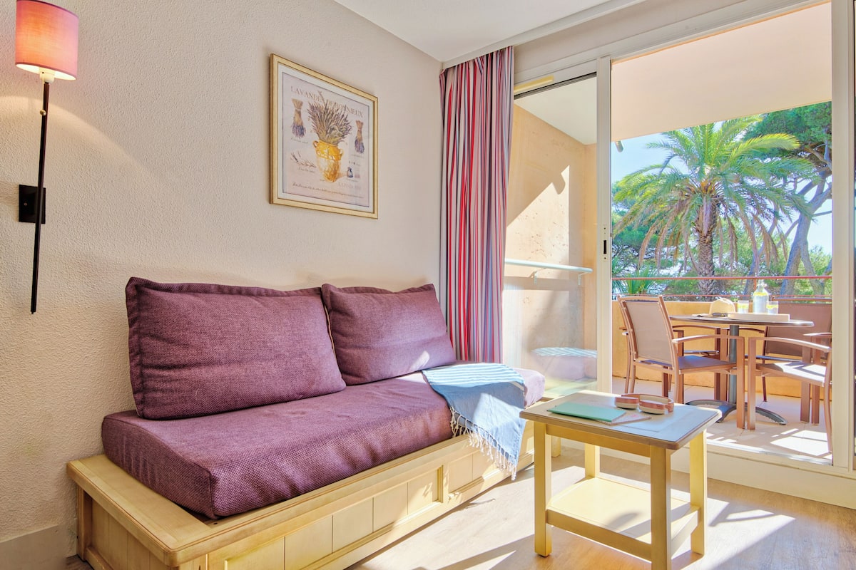 Appartement 4 personnes - 1 chambre - Terrasse ou balcon - Vue jardin | Ruang tamu | TV, buku-buku 