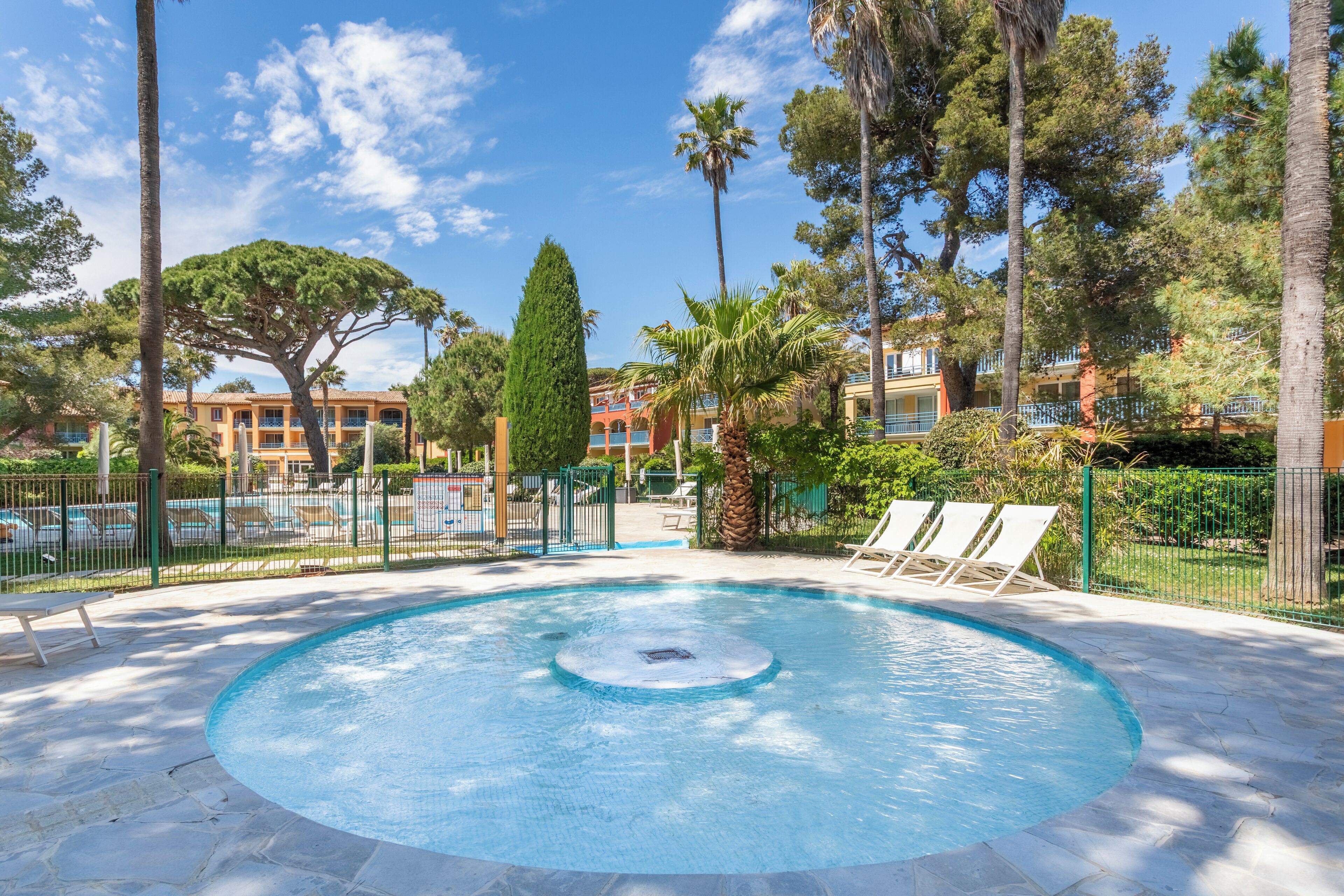 Una piscina al aire libre de temporada, sombrillas