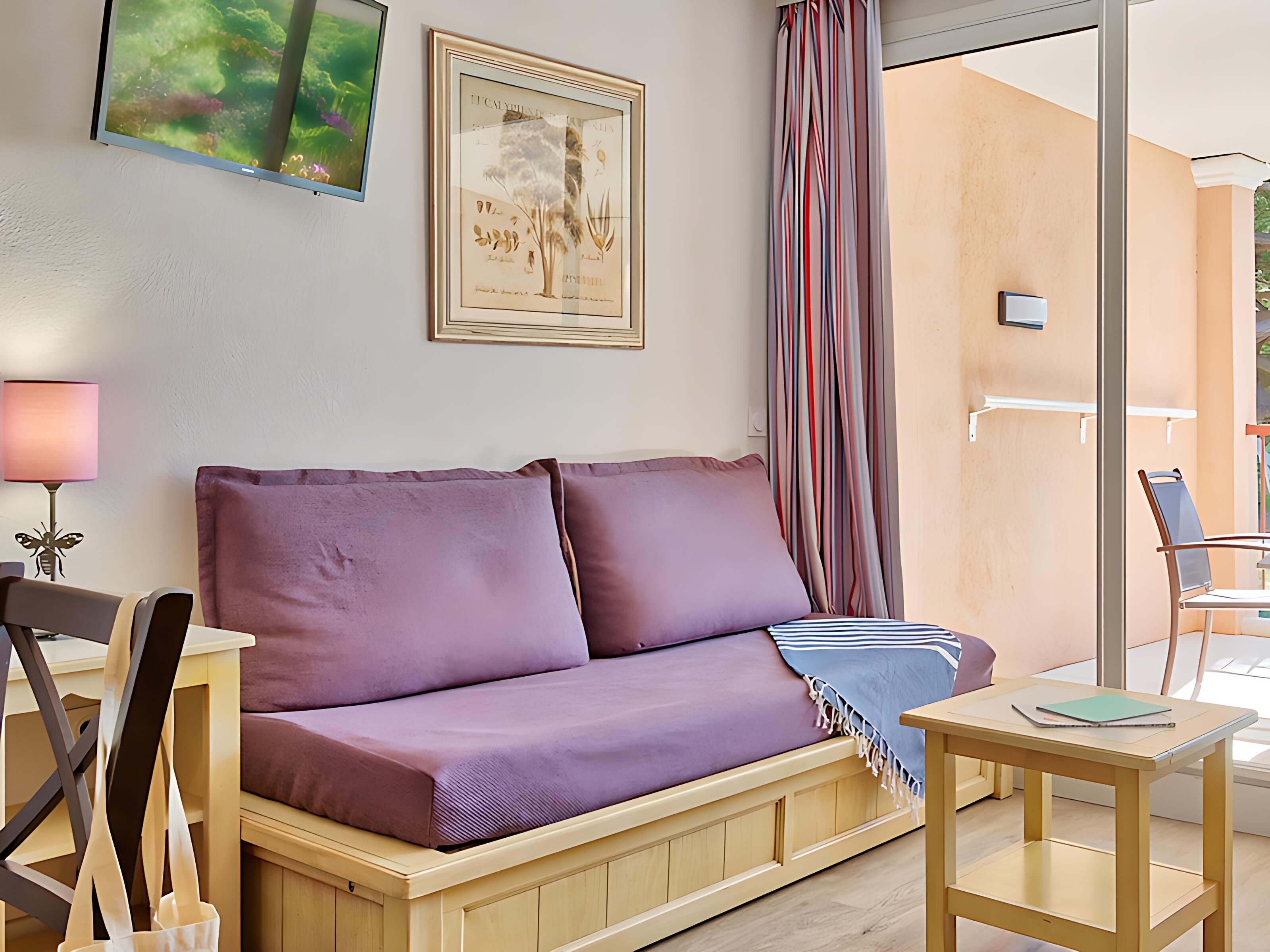 Appartement 6 personnes  1 chambre  1 coin nuit Terrasse ou balcon  Vue jardin - Standard | Área de estar | TV, livros