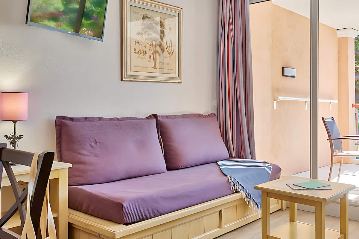 Appartement 6 personnes - 1 chambre - 1 coin nuit - Terrasse ou balcon -  Vue jardin | Ruang tamu | TV, buku-buku 