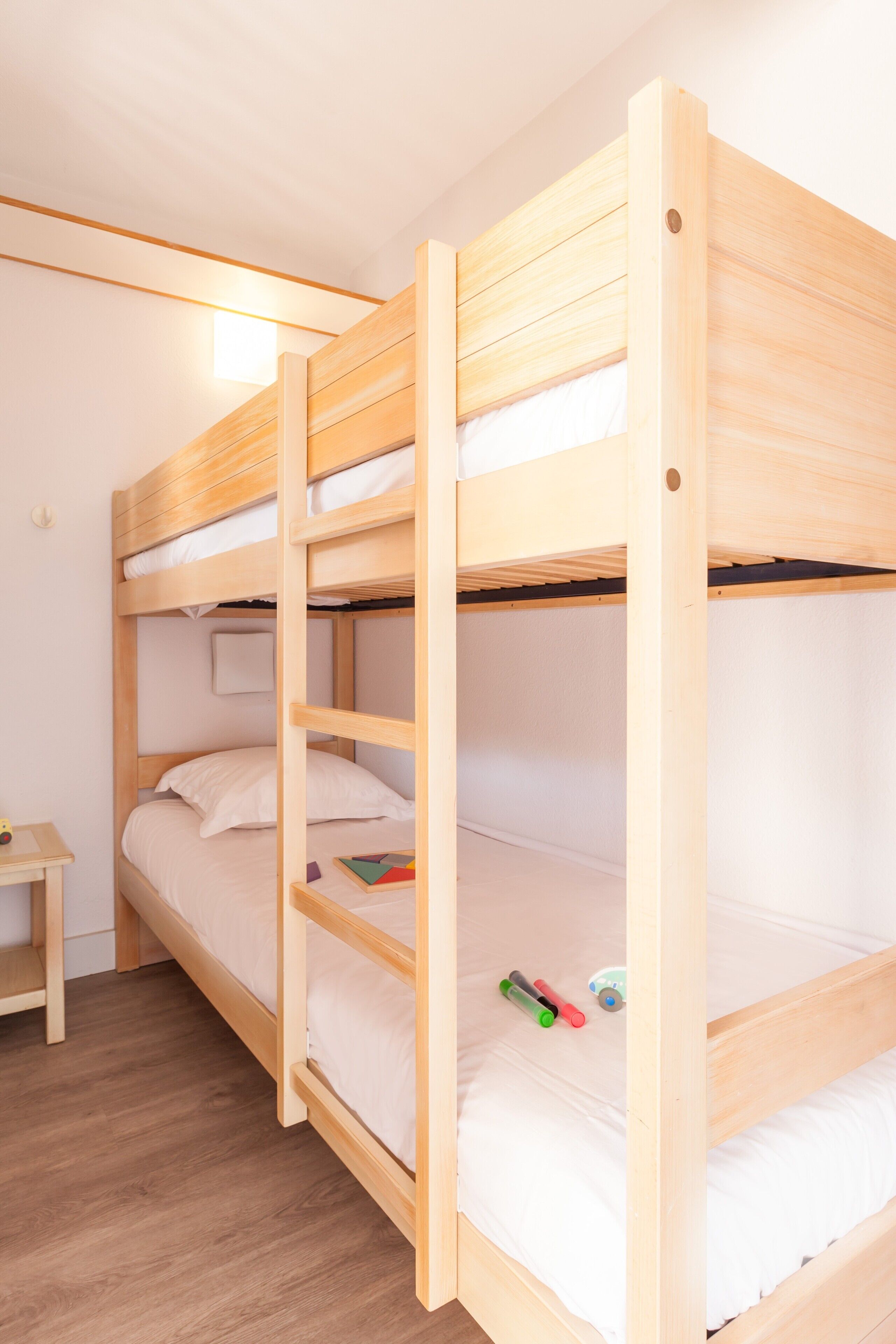 Berços (sobretaxa), Wi-Fi de cortesia, roupa de cama