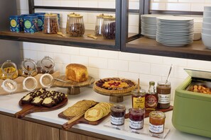 Ein reichhaltiges Frühstücksbuffet mit verschiedenen Speisen und Beilagen.