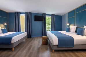 A hotel room with two beds, a TV mounted on the wall, and a window with curtains. - Hôtel Sanso by HappyCulture (Ex Quality Bercy Bibliotèque) (Paris)