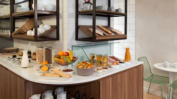 Frukostbuffé varje dag (EUR 14 per person)