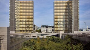 A modern building with a grid-like facade and a flat roof. - Hôtel Sanso by HappyCulture (Ex Quality Bercy Bibliotèque) (Paris)