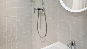 A bathroom with a shower, sink, and mirror. - Hôtel Sanso by HappyCulture (Ex Quality Bercy Bibliotèque) (Paris)