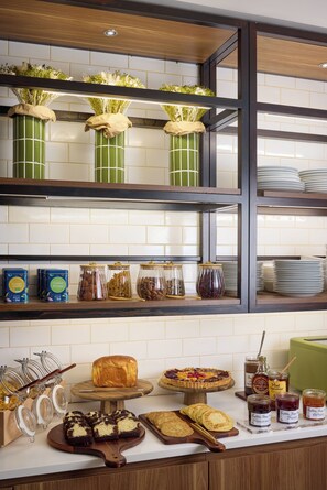 A kitchen with a variety of food items and kitchenware. - Hôtel Sanso by HappyCulture (Ex Quality Bercy Bibliotèque) (Paris)