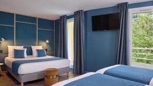 A hotel room with a bed, a TV, and a window with curtains. - Hôtel Sanso by HappyCulture (Ex Quality Bercy Bibliotèque) (Paris)