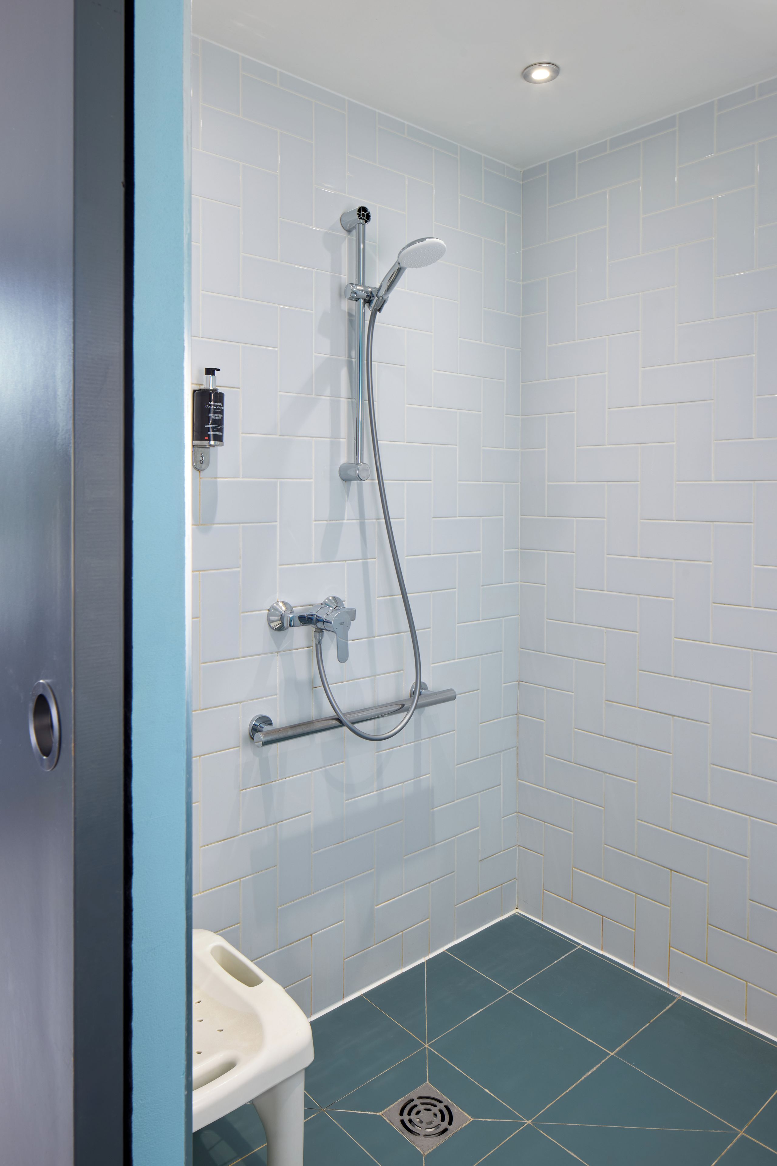 Un baño con ducha, inodoro y lavabo.
