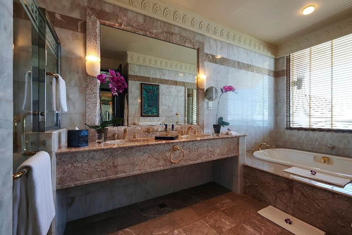 deluxe room | bathroom | separate bathtub and shower, free toiletries, hair dryer, bathrobes