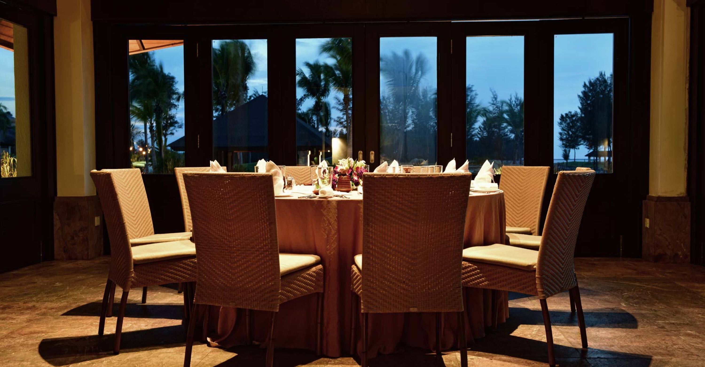 3 restaurants, breakfast, lunch, dinner served; asian cuisine