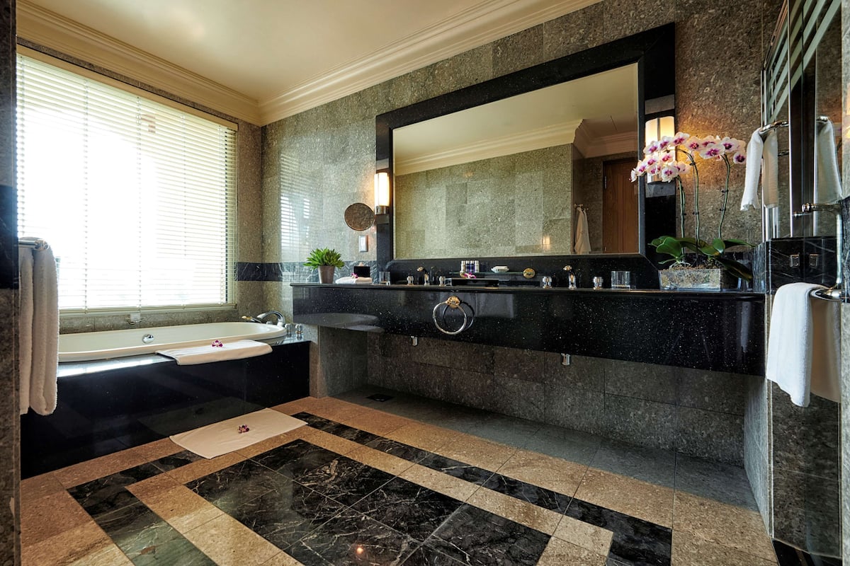 ocean room | minibar, in-room safe, desk, blackout curtains