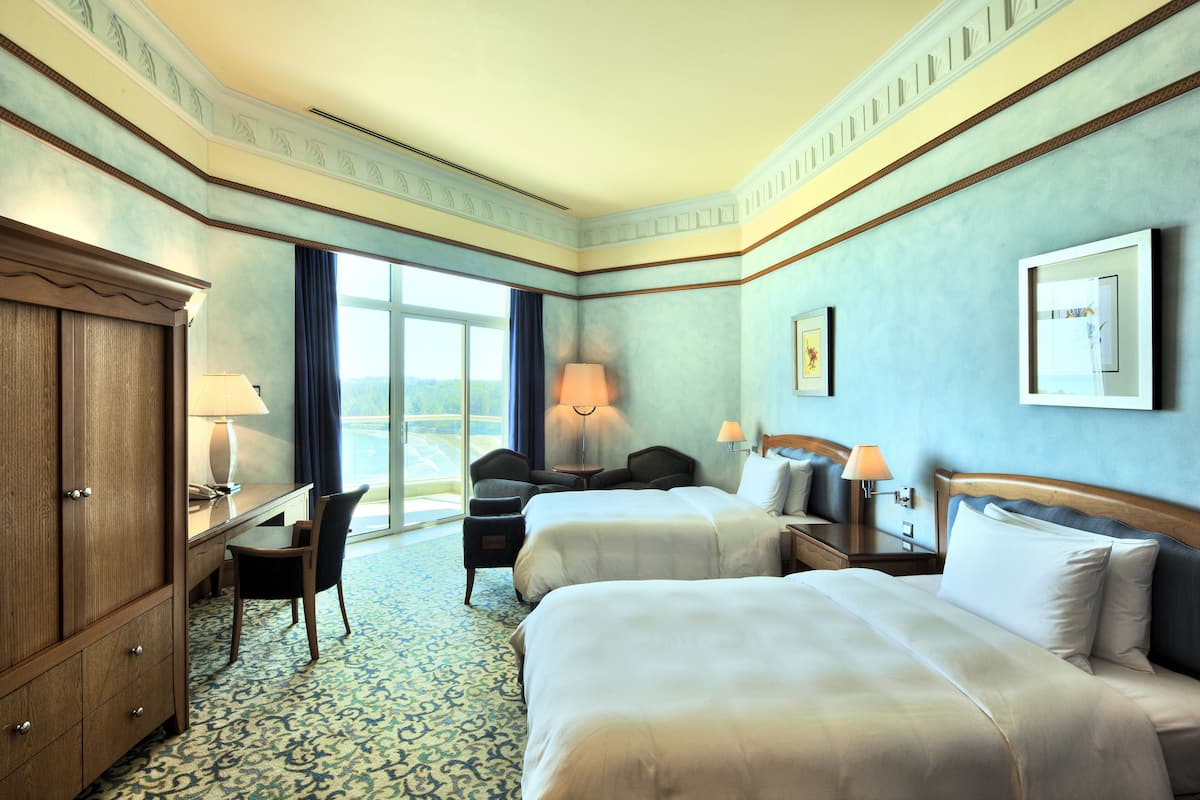 Ocean Room | Minibar, in-room safe, desk, blackout curtains