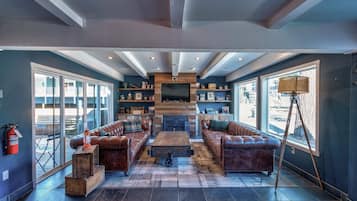 En 32-tommers LCD-TV med kabel-kanaler samt TV og iPod-dokkingstasjon