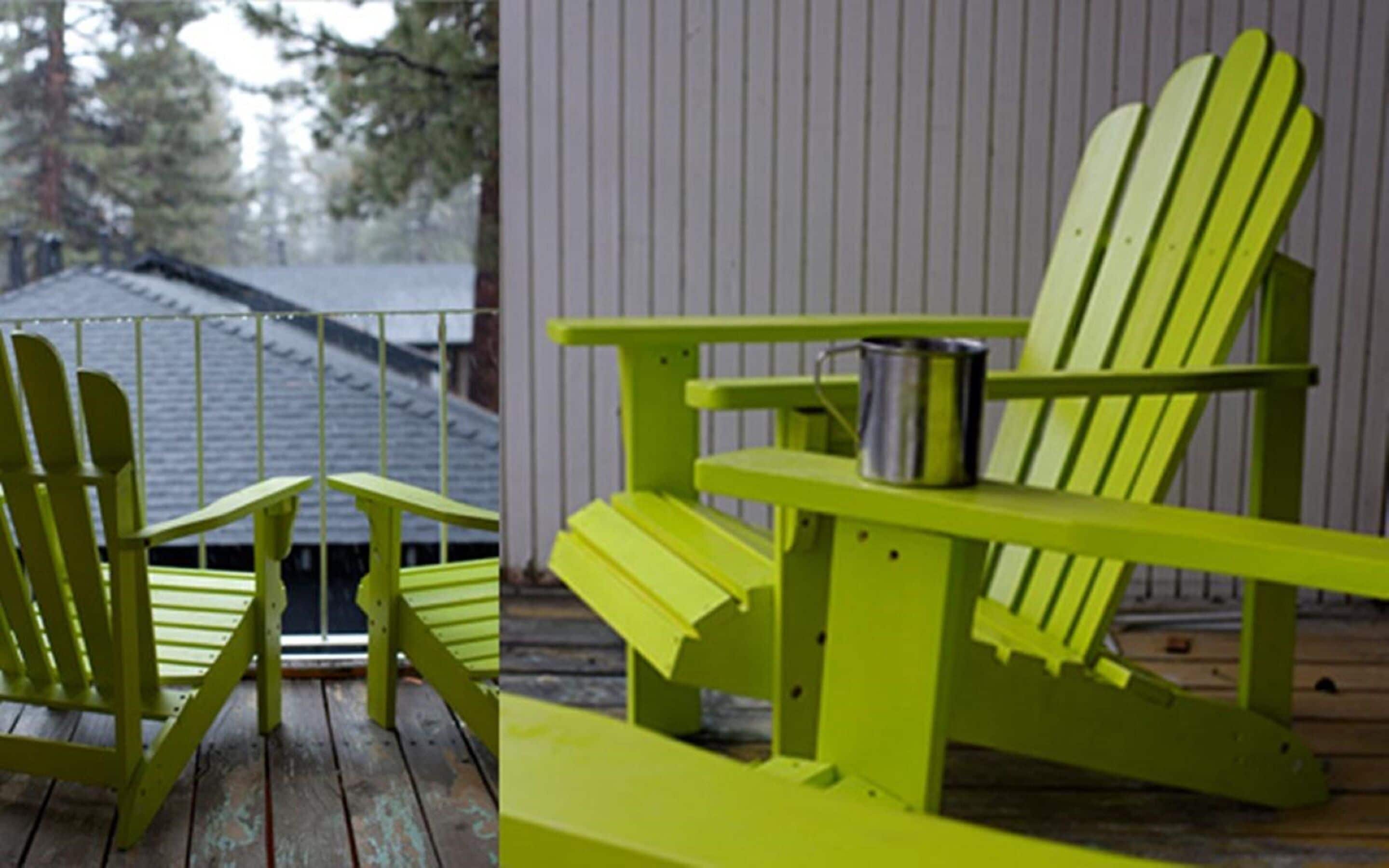 Una silla Adirondack verde brillante sobre una terraza de madera, con una maceta de metal en el asiento.