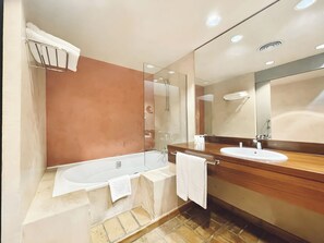 Family Room | Bathroom | Bathtub, free toiletries, hair dryer, towels - Mas Salvi Country Boutique Hotel (Pals)