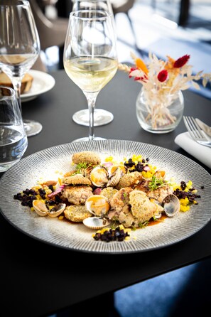 Breakfast, lunch and dinner served - Mercure Rochefort La Corderie Royale (Rochefort)