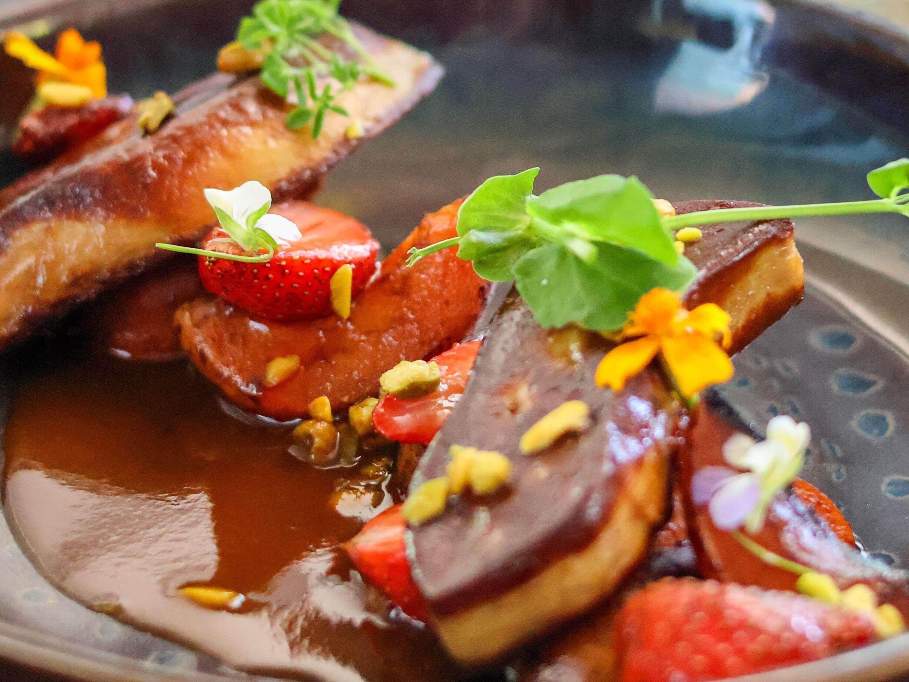 Un plat contenant des fruits coupés en tranches et des noix.