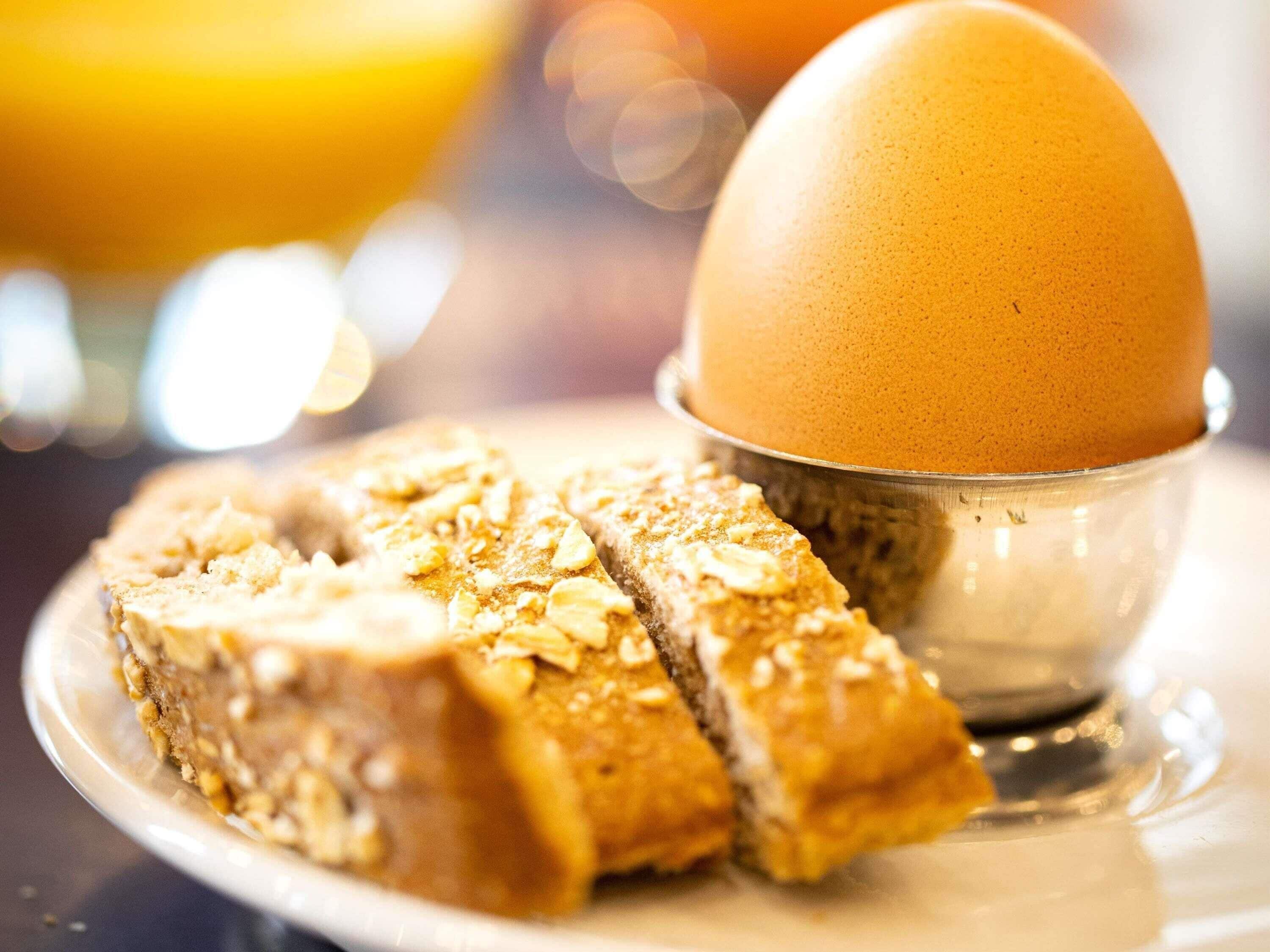 Een ontbijtsetting met een bord toast en een kop koffie.