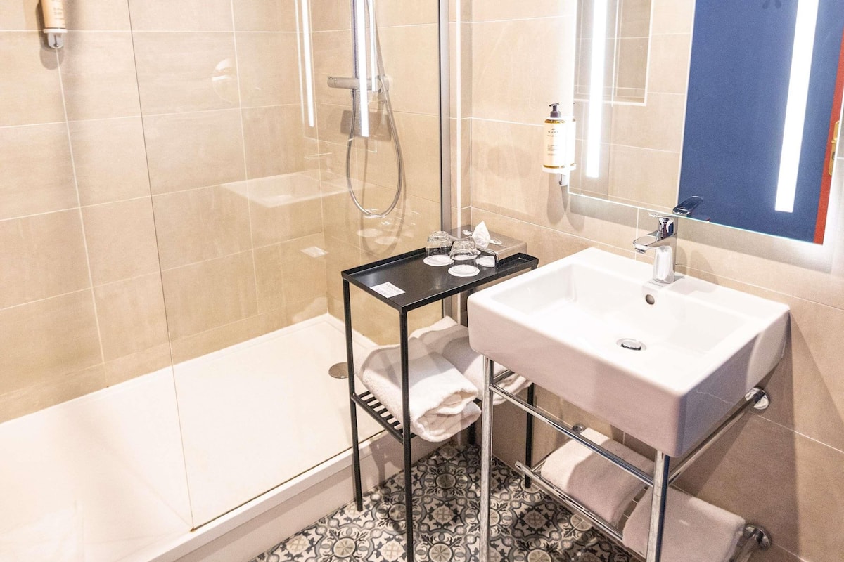 standard room, 1 queen bed | premium bedding, minibar, individually decorated, individually furnished