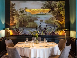Serveert ontbijt, lunch, diner, regionale gerechten 