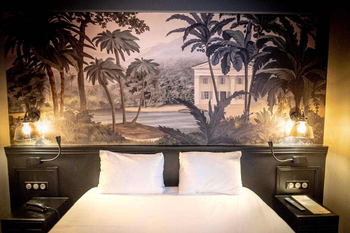 standard room, 1 king bed | premium bedding, minibar, individually decorated, individually furnished