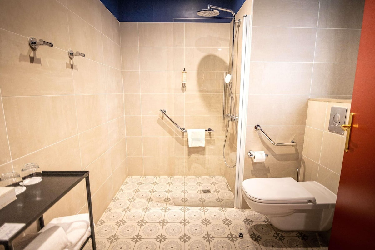 standard room, 1 king bed | premium bedding, minibar, individually decorated, individually furnished