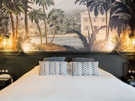 Standard Room, 1 Queen Bed | Premium bedding, minibar, individually decorated, individually furnished