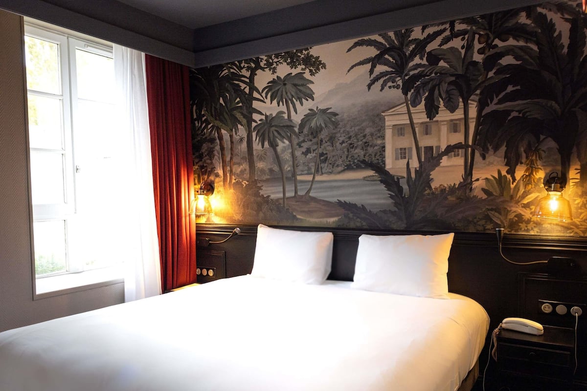 Premium bedding, minibar, desk, blackout drapes