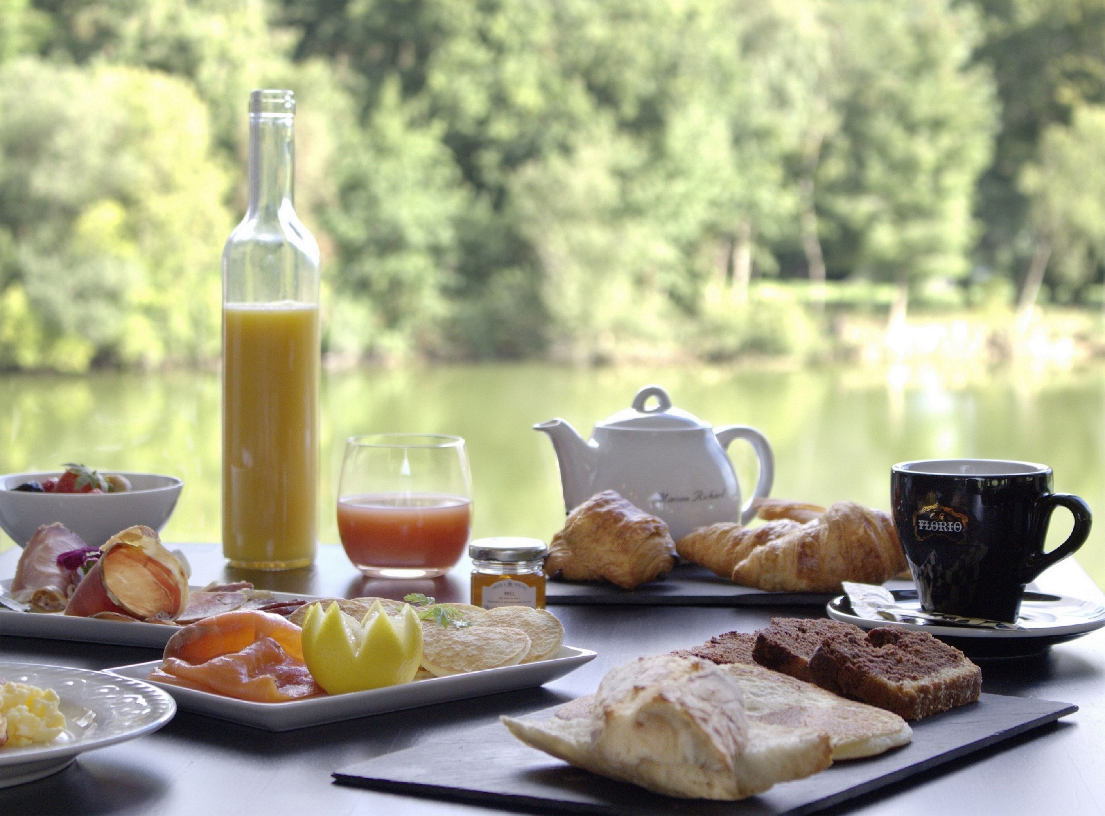daily continental breakfast (eur 21 per person)