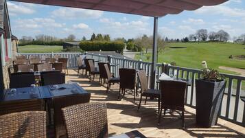 Serveert ontbijt, lunch en diner