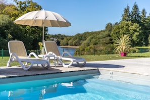 Piscine extérieure, chaises longues