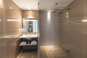 Kamar Standar | Kamar mandi | Perlengkapan mandi gratis, pengering rambut, jubah mandi, dan handuk