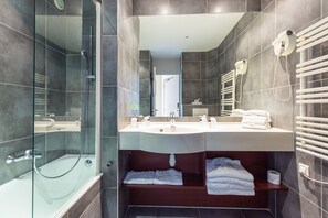 Bathroom shower - Hotel & Spa Brise de Mer (Saint-Raphael)