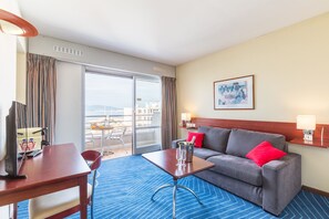 Quad Suite | Living room | Flat-screen TV - Hotel & Spa Brise de Mer (Saint-Raphael)