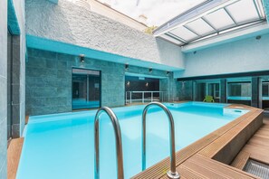 Indoor pool, seasonal outdoor pool, pool umbrellas, sun loungers - Hotel & Spa Brise de Mer (Saint-Raphael)