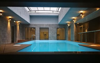 室內游泳池和季節性室外游泳池，提供泳池遮陽傘和日光浴躺椅